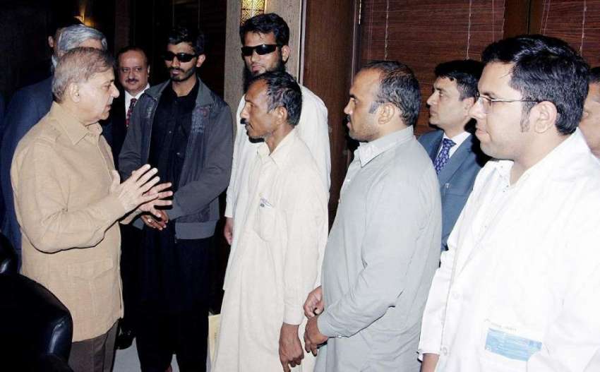 لاہور: وزیر اعلیٰ محمد شہباز شریف سری لنکا کے وفد کی جانب ..
