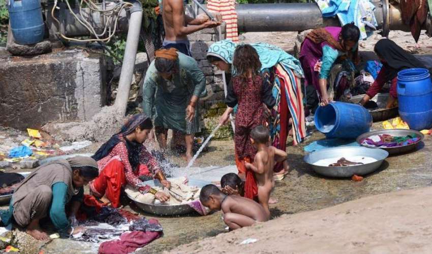  لاہور: خانہ بدوش خواتین دریائے راوی کے کنارے کپڑے دھو رہی ..