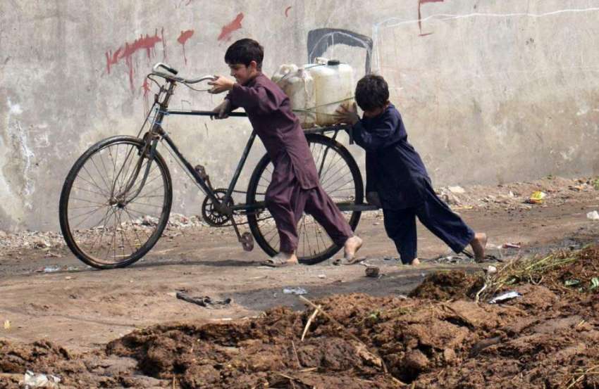 لاہور: دو بچے پینے کا پینے گیلنوں میں بھرے سائیکل پر رکھ ..