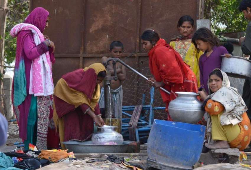 لاہور: خانہ بدوش خواتین اور بچے پینے پانی ہینڈ پمپ سے بھررہے ..