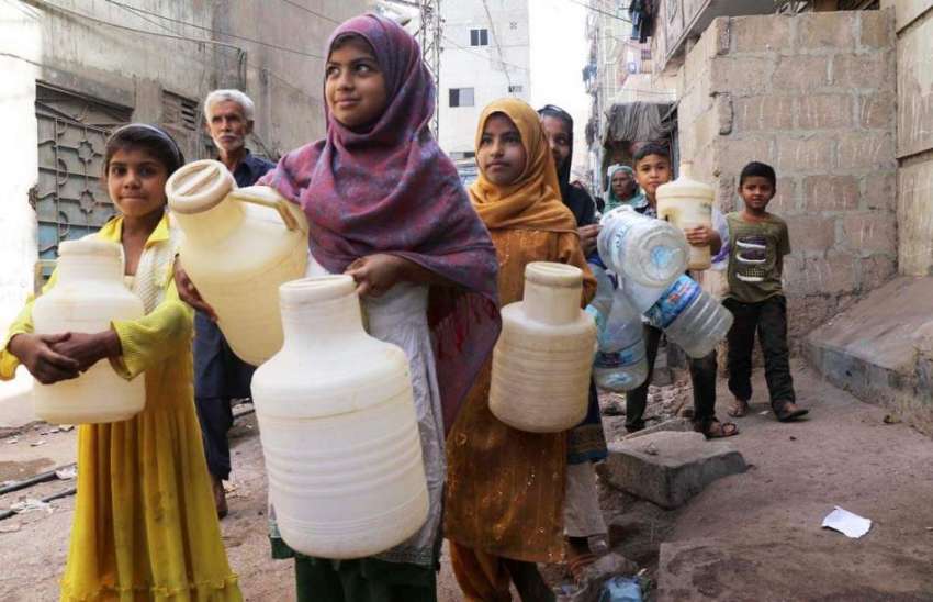 کراچی: بچے پینے کا پانی بھرنے کے لیے قطار میں کھڑے ہیں۔