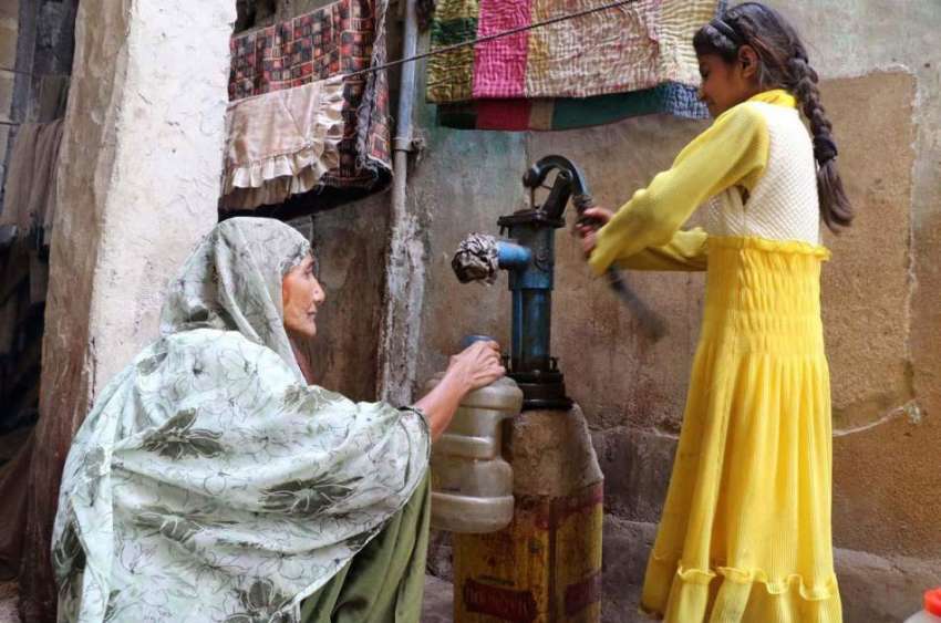 کراچی: ایک معمر خاتون ہینڈ پمپ سے پینے کا پانی بھر رہی ہے۔