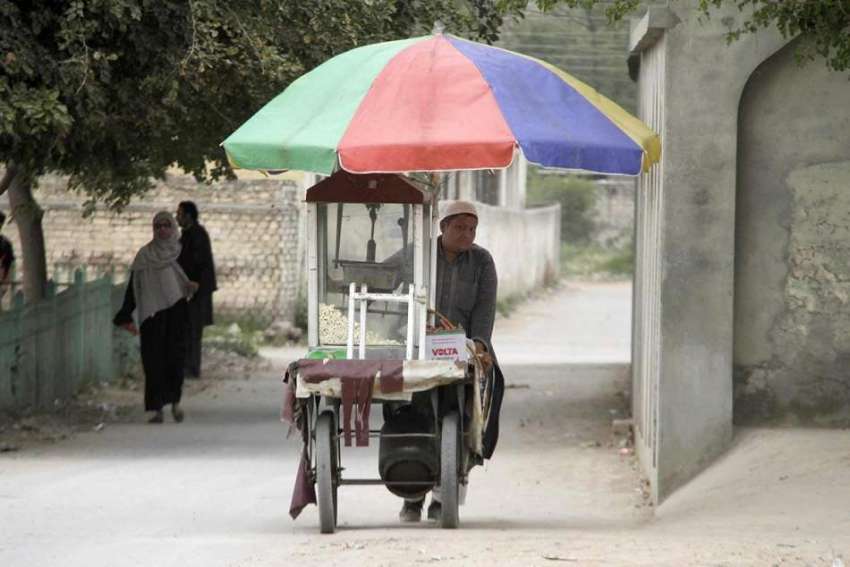 اسلام آباد: ایک ریڑھی پاپ کارن فروخت کر رہا ہے۔ 