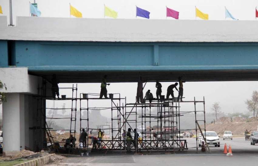 اسلام آباد: مزدور کورل انٹر چینچ پل پر پینک کرنے میں مصروف ..