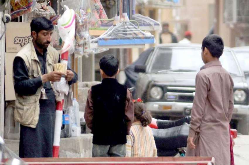 راولپنڈی: ایک محنت کش پھری لگا کر گٹا فروخت کر رہا ہے۔