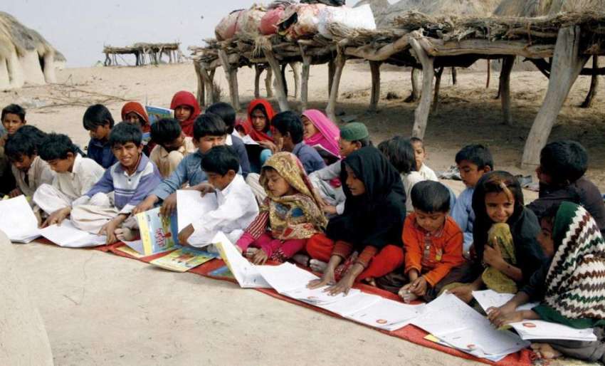 بہاولپور: بچے بچے غیر رسمی سکول میں کھلے آسمان تلے تعلیم ..