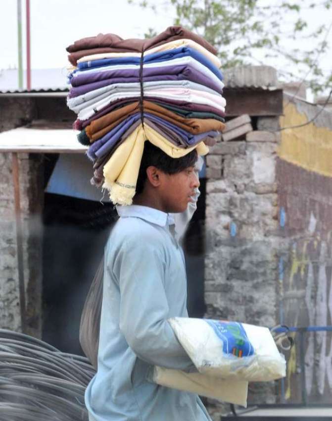 اسلام آباد: ایک نوجوان محنت کش اپنا اور اپنے خاندان کا پیٹ ..