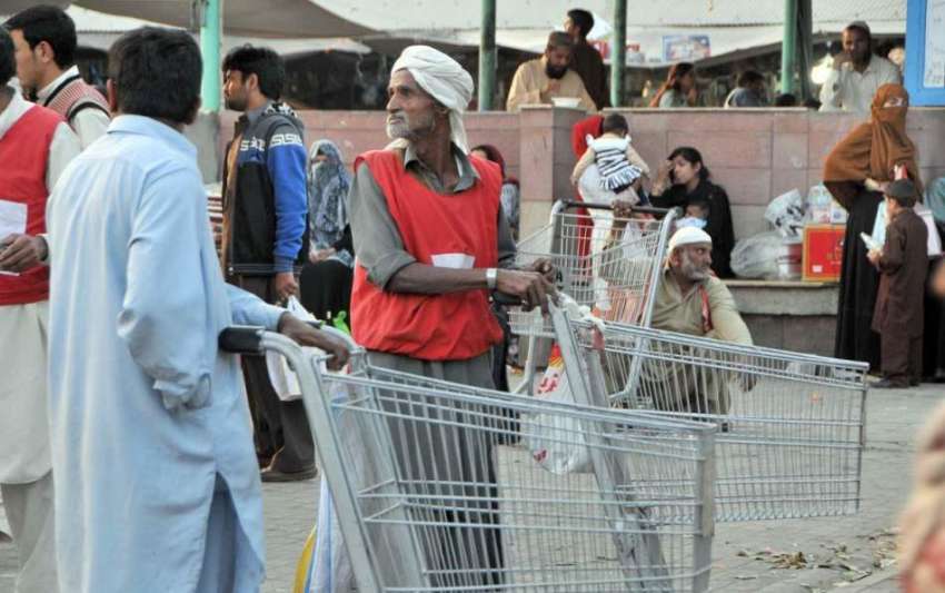اسلام آباد: وفاقی دارالحکومت میں مزدور منڈی میں دیہاڑی کے ..