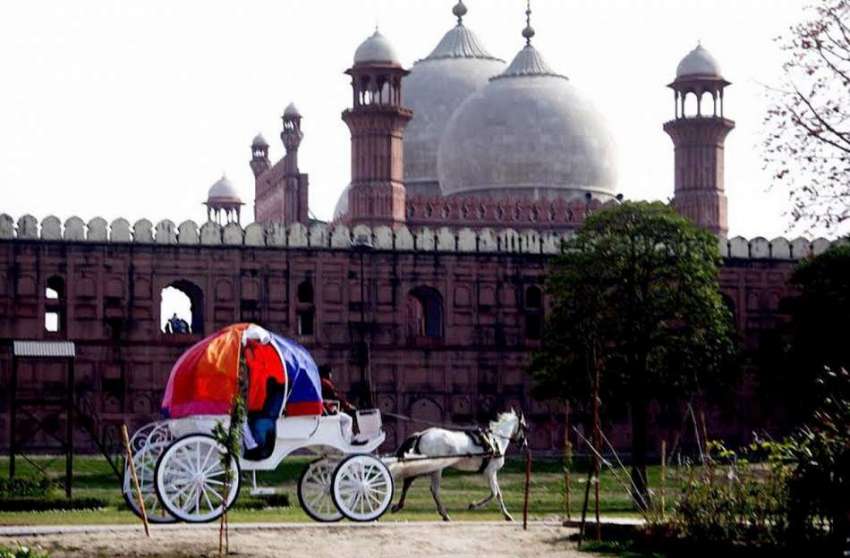 لاہور: گریٹر اقبال پارک میں سیرو تفریح کے لیے آنیوالے شہری ..
