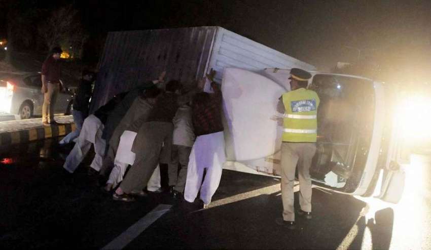 اسلام آباد: ایکسپریس ہائی وے پر تیز رفتاری کے باعث بے قابو ..