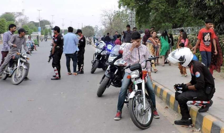 لاہور: ڈولفن فورس کے اہلکار جیل روڈ پر ناکہ لگا کر موٹر سائیکل ..