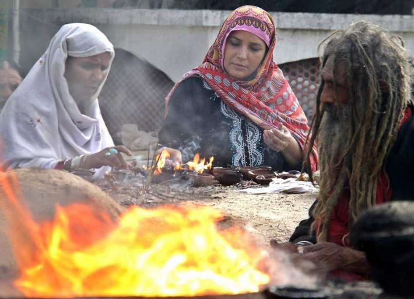 لاہور: حضرت مادھو لال حسین کے مزار پر خواتین زائرین دیے روشن ..