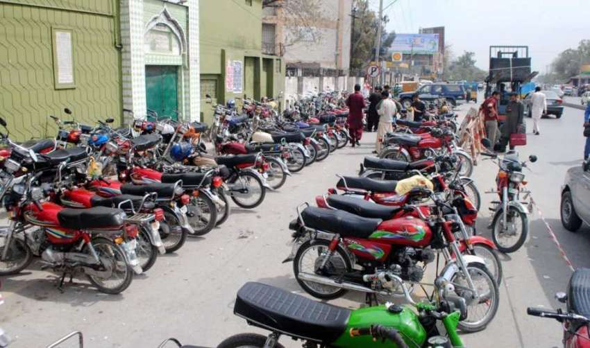 راولپنڈی: کچہری کے باہر موٹر سائیکل پارک کیے گئے ہیں جس سے ..