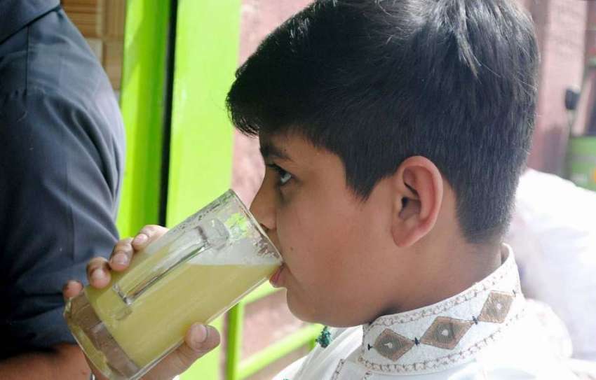 راولپنڈی: بدلتے موسم کے ساتھ ایک بچہ گنے کا جوس پی رہا ہے۔