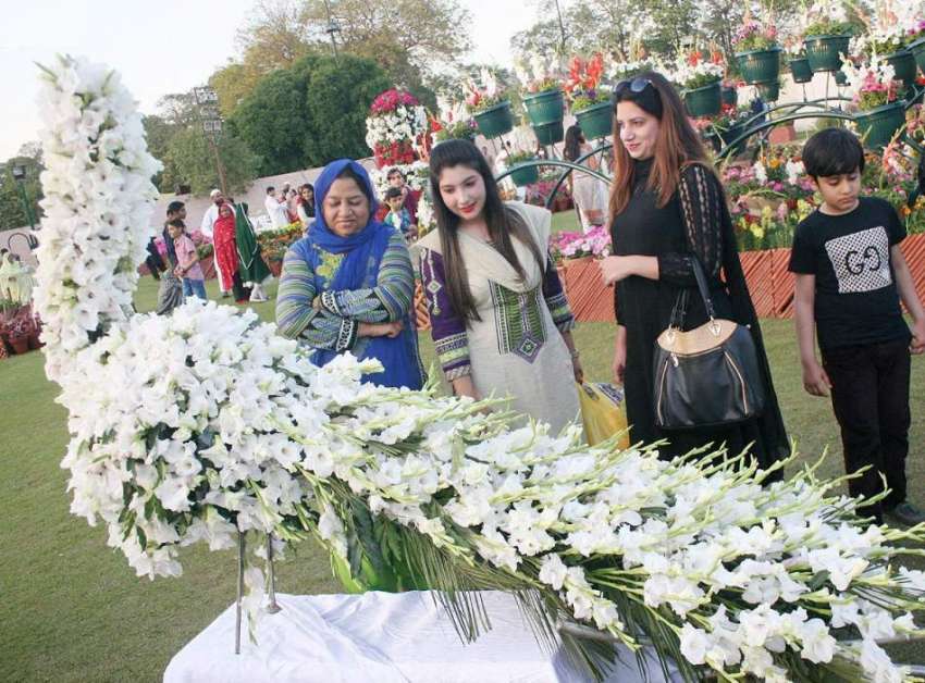 لاہور: خواتین جیلانی پارک میں پھولوں سے تیار مور کے ماڈل ..
