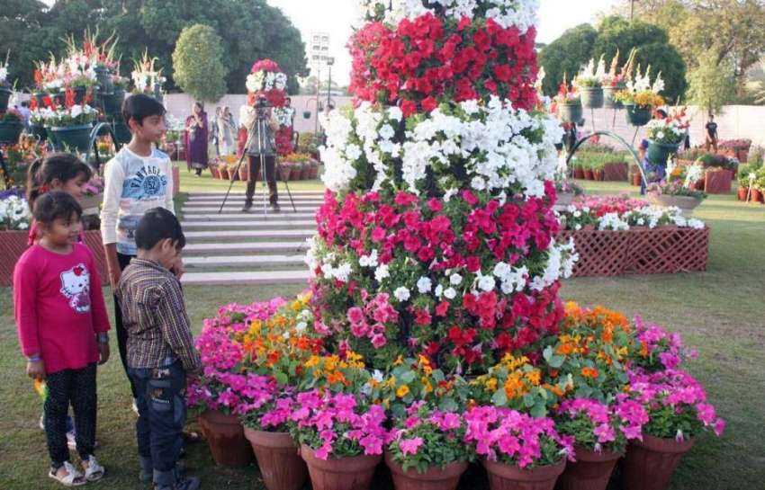 لاہور: بچے جیلانی پارک میں منعقدہ پھولوں کی نمائش دیکھ رہے ..