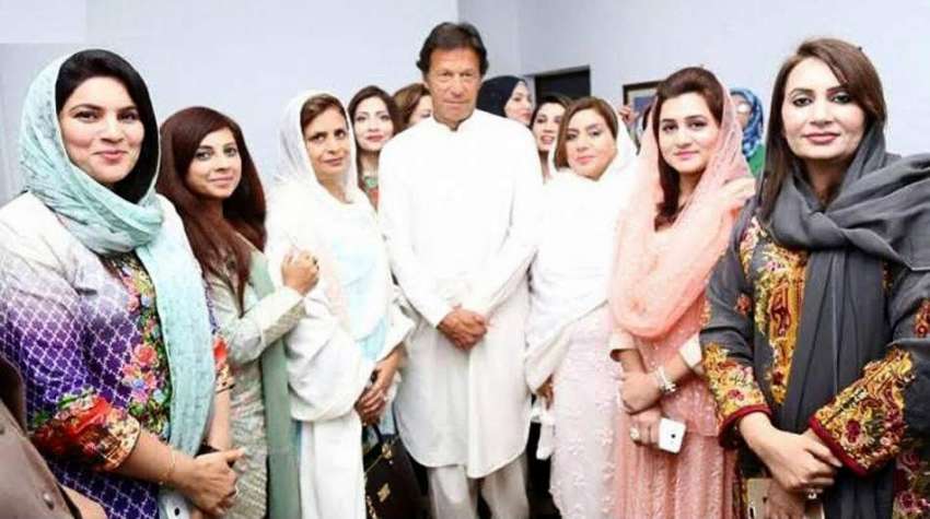 لاہور: تحریک انصاف کے چیئرمین عمران خان سے ملاقات کے موقع ..