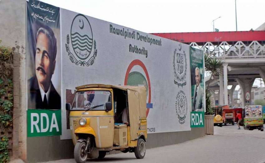 راولپنڈی: پی ایچ اے کی جانب سے لگائے جانیوالے بور کے آگے ..
