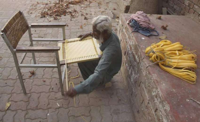 لاہور: ایک معمر کاریگر اپنے خاندان کی کفالت کے لیے کرسی بن ..