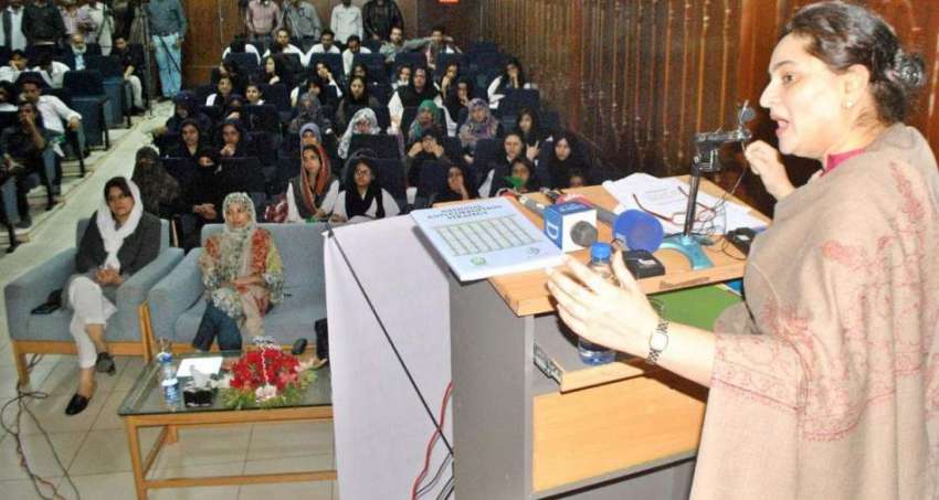 راولپنڈی: ڈی جی نیب عالیہ رشید رفاہ یونیورسٹی میں طلبہ سے ..