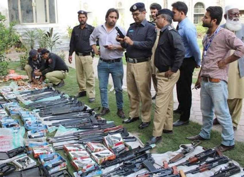 لاہور: ایس پی سٹی عادل میمن اسلحہ اسمگلر سرفراز فہیم سے برآمد ..