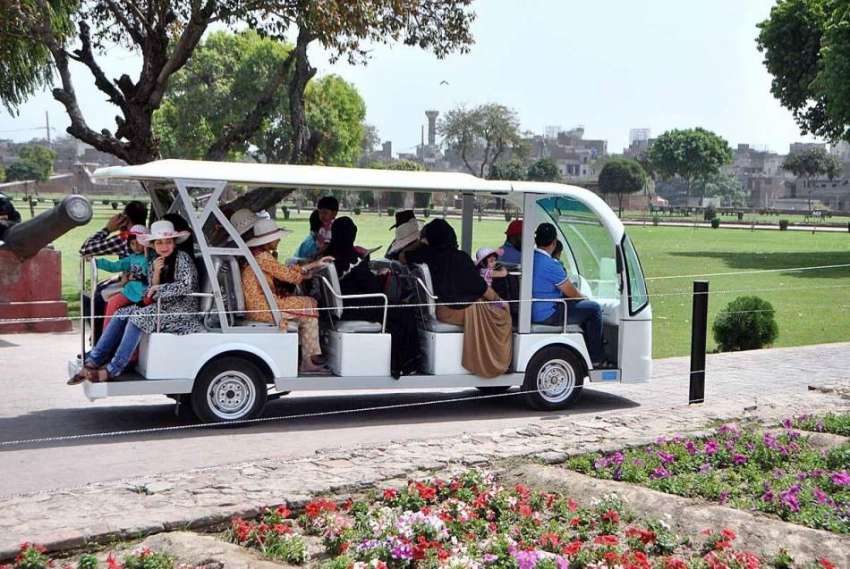 لاہور: شاہی قلعہ کی سیر کے لیے آئے شہری منی بس کی سیر سے لطف ..