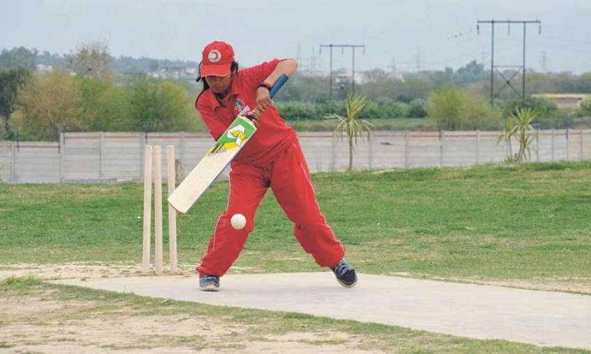 پشاور: انڈر 23گیمز، خواتین کے انٹر ڈسٹرکٹ کرکٹ میچ میں کھلاڑی ..