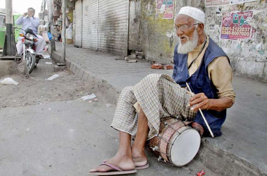 لاہور: 103سالہ بزرگ اپنا پیٹ پالنے کے لیے گڑھی شاہو چوک مں ..