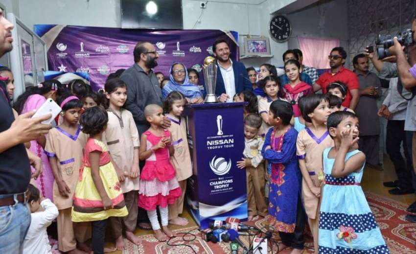 کراچی: آئی سی سی چیمپئنز ٹرافی 2017 کی ایدھی ہوم میں رونمائی ..