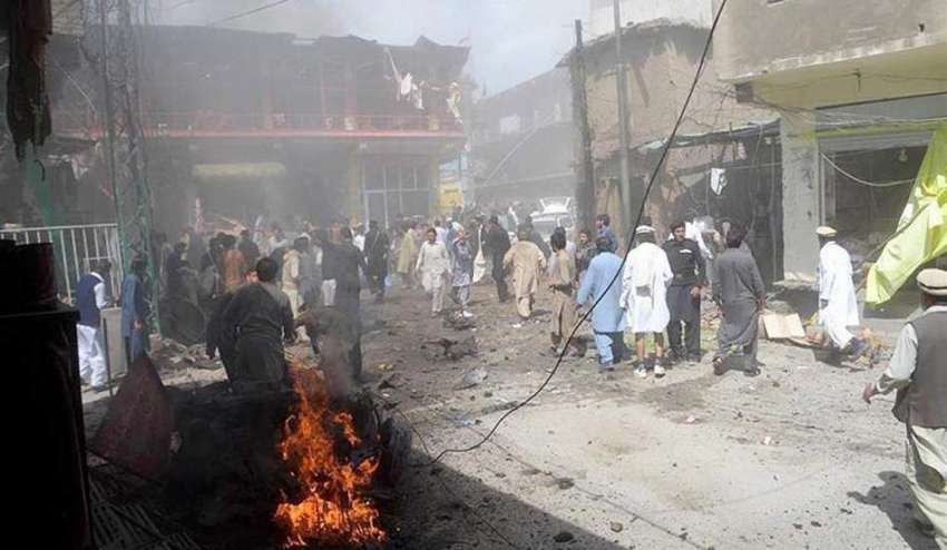 پارا چنار: نور بازار میں دھماکے کے بعد لوگ امدادی کاموں میں ..