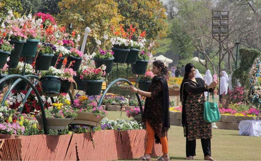 لاہور: جیلانی پارک میں پھولوں کی نمائش دیکھنے کے لیے آئی ..