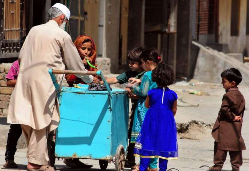 راولپنڈی: بچے ریڑھی بان سے قلفیاں لے کر کھا رہے ہیں۔