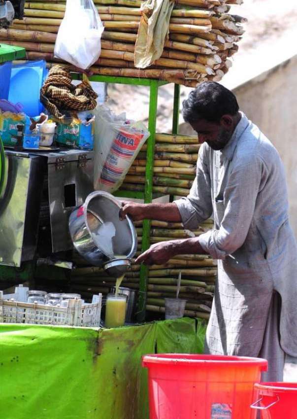 راولپنڈی: گرمی کی شدت میں اضافے کے ساتھ ہی مشروبات کی مانگ ..