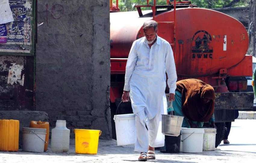 راولپنڈی: گرمی کی شدت اور پانی کی قلعت کے باعث ایک شہری پینے ..