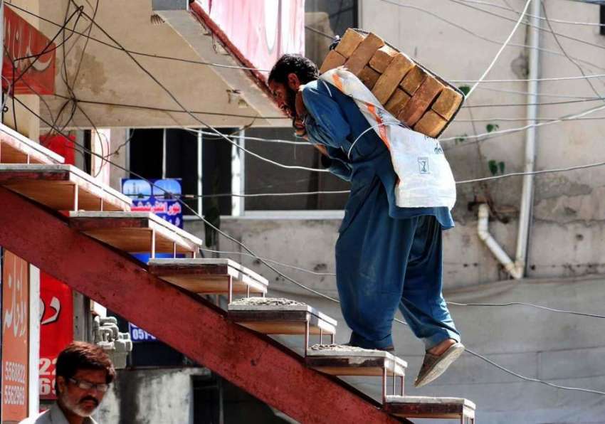 راولپنڈی: گرمی کی شدت کے باوجود ایک مزدور بھاری اینٹیں اٹھائے ..