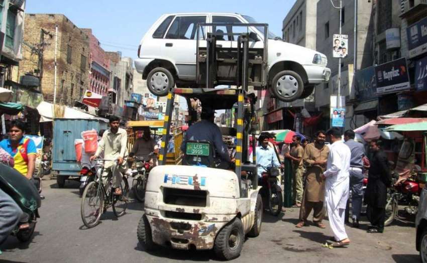 فیصل آباد: ٹریفک وارڈن نو پارکنگ میں کھڑی گاڑی کو لفٹر کے ..