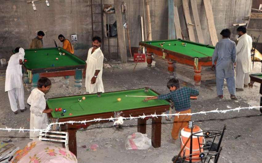 لاہور: نوجوان سنوکر کھیلنے میں مصروف ہیں۔