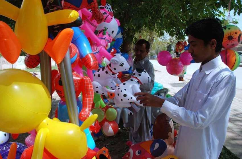 پشاور: ایک محنت کش بچوں کے مختلف اقسام کے کھلونے اور بیلون ..