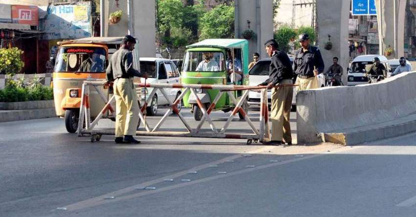 راولپنڈی: پولیس اہلکار کمیٹی چوک میں سیکیورٹی بیریئر رکھ ..