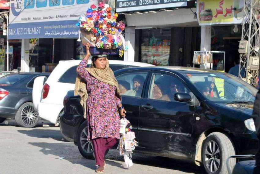 راولپنڈی: خاتون سرپر گھریلو اشیاء رکھے صدر روڈ پر فروخت ..