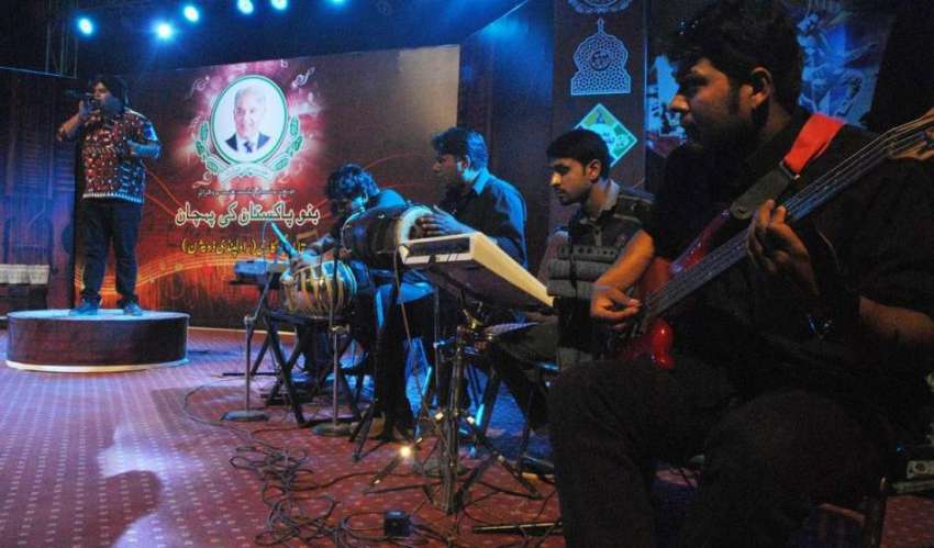 راولپنڈی: آرٹس کونسل میں منعقدہ مقابلہ گلوکاری میں شریک ..