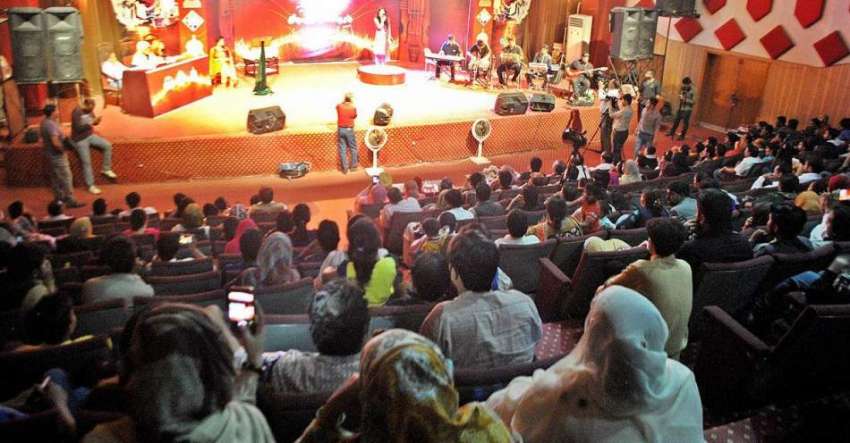 راولپنڈی: آرٹس کونسل میں منعقدہ مقابلہ گلوکاری دیکھنے کے ..