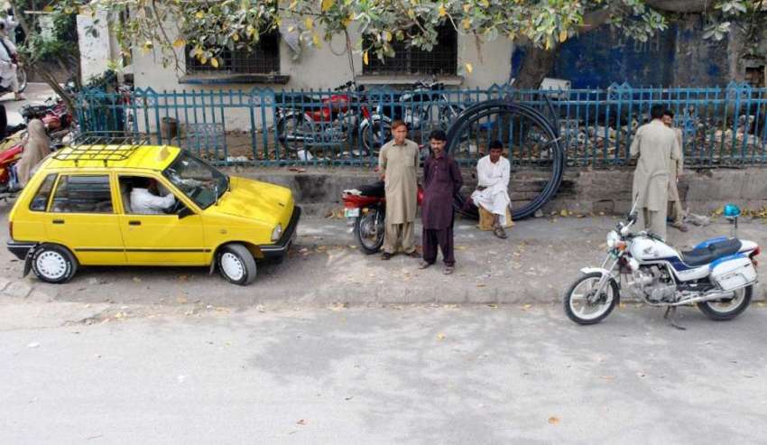 راولپنڈی: راجہ بازار چوکی کے باہر ایک ٹیکسی فٹ پاتھ پر جبکہ ..