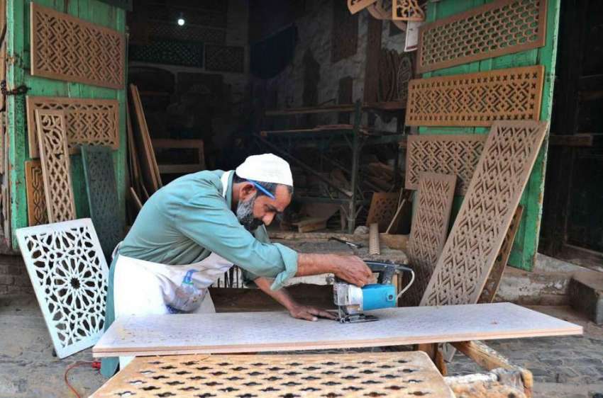ملتان: ایک کار پینٹر لکڑی پر خوبصورت ڈیزائن بنانے میں مصروف ..