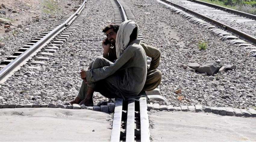 راولپنڈی: مڑیڑ حسن ریلوے ٹریک پر شہری اپنی جان کی پرواہ کیے ..