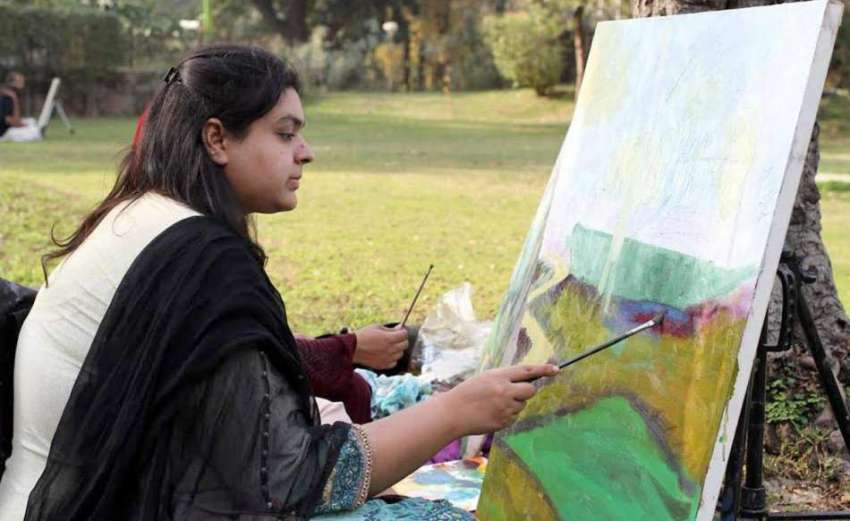 لاہور: آرٹ کی ایک طالبہ باغ جناح میں پینٹنگ تیار کررہی ہے۔