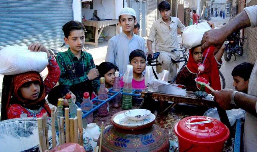اسلام آباد: گرمی کی شدت کم کرنے کے لیے بچے ریڑھی بان سے برف ..