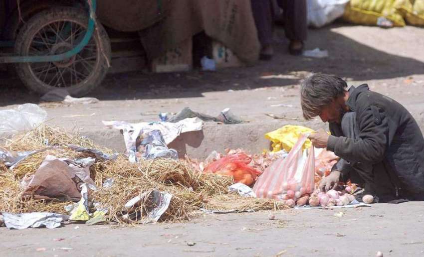 اسلام آباد: ایک خانہ بدوش شخص سبزی منڈی میں لگے کچرے کے ڈھیر ..
