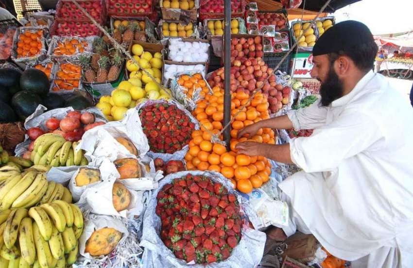 اسلام آباد: وفاقی دارالحکومت میں ایک دکاندار گاہکوں کو متوجہ ..