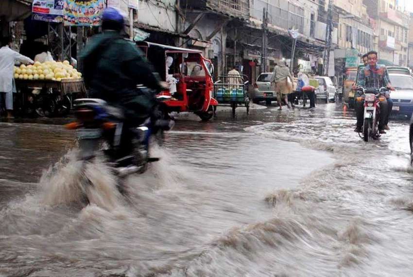 راولپنڈی: امام باڑہ چوک میں بارش کے بعد کھڑے پانی سے موٹر ..